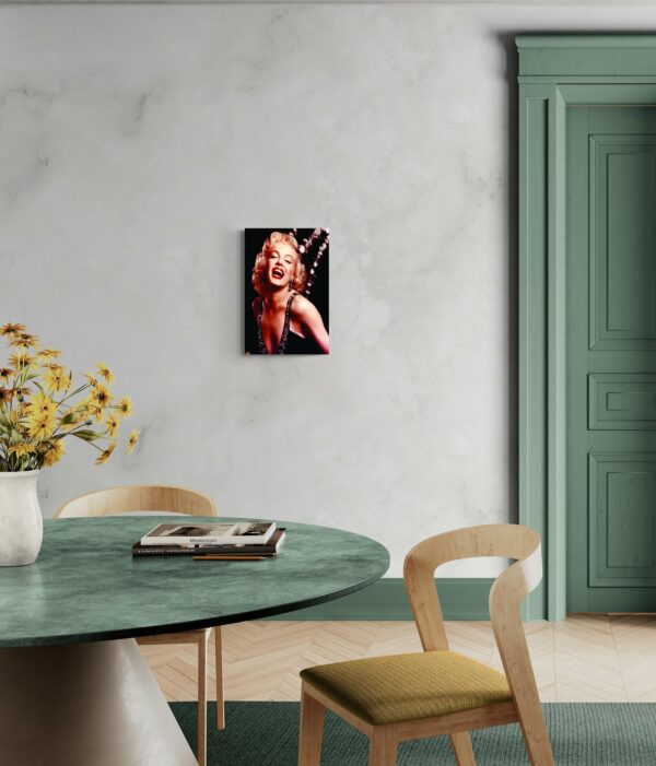 Smiling Marylin -