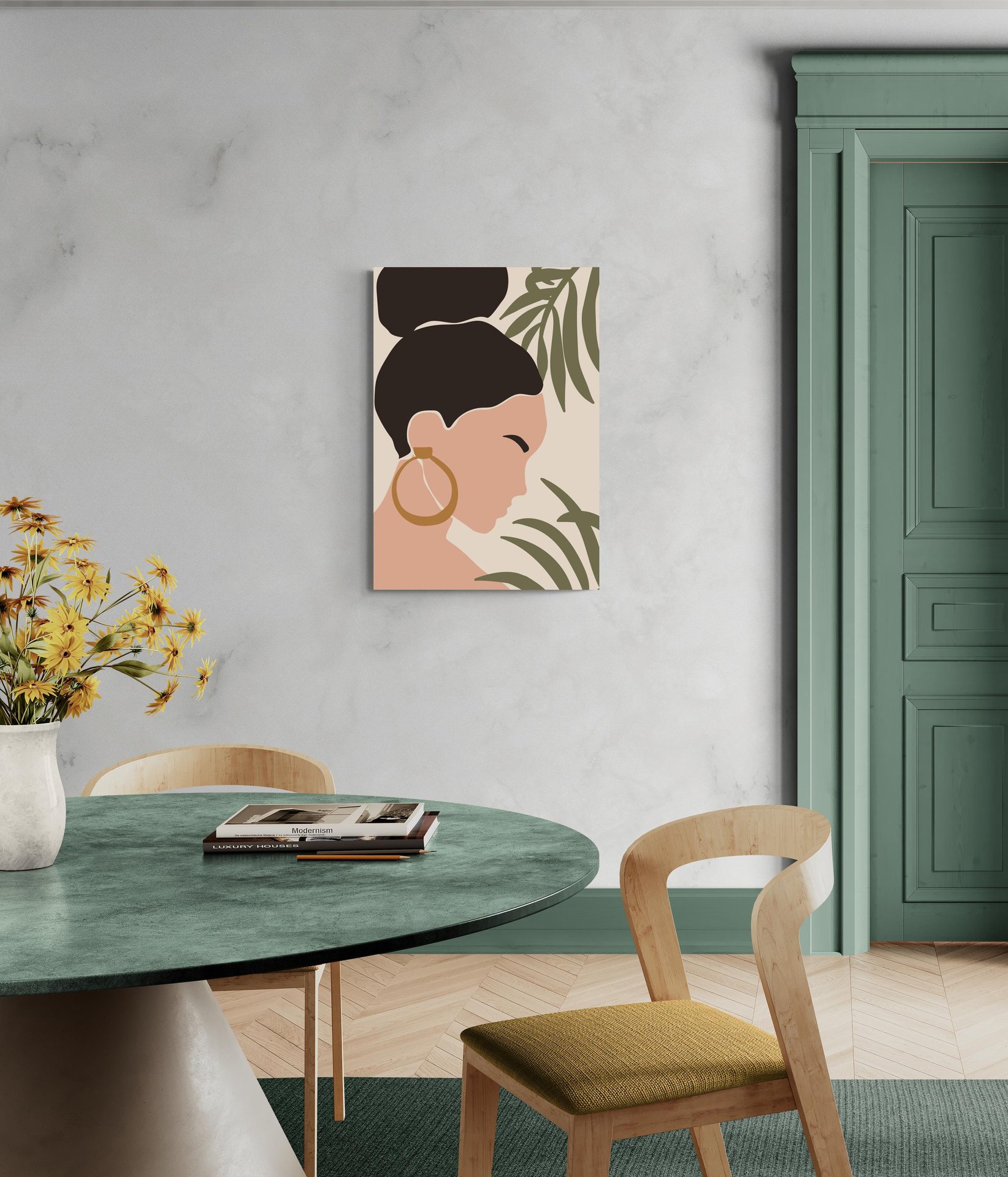 Profilo di donna elegante con orecchini in una composizione tropicale -