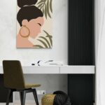 Profilo di donna elegante con orecchini in una composizione tropicale -