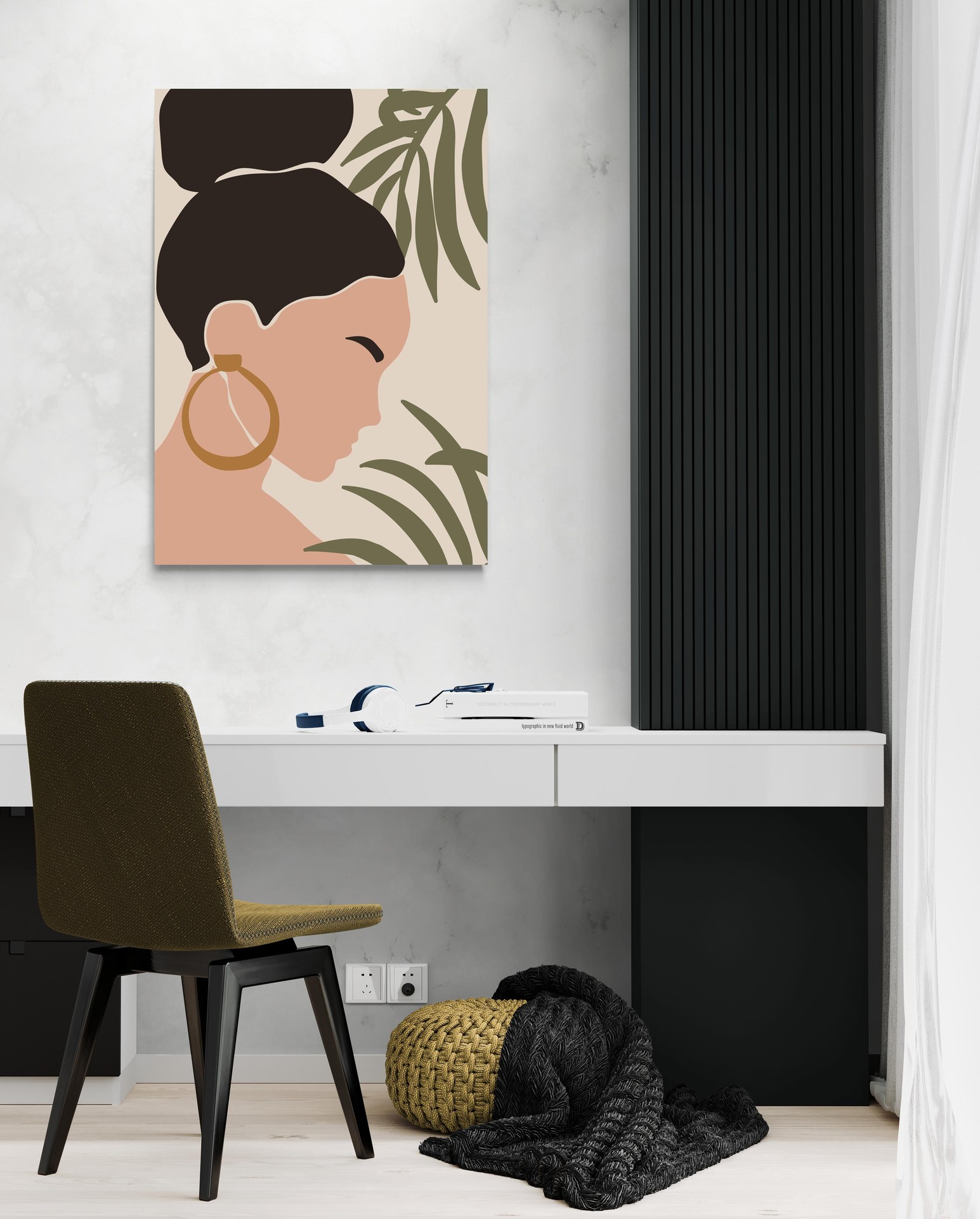 Profilo di donna elegante con orecchini in una composizione tropicale -