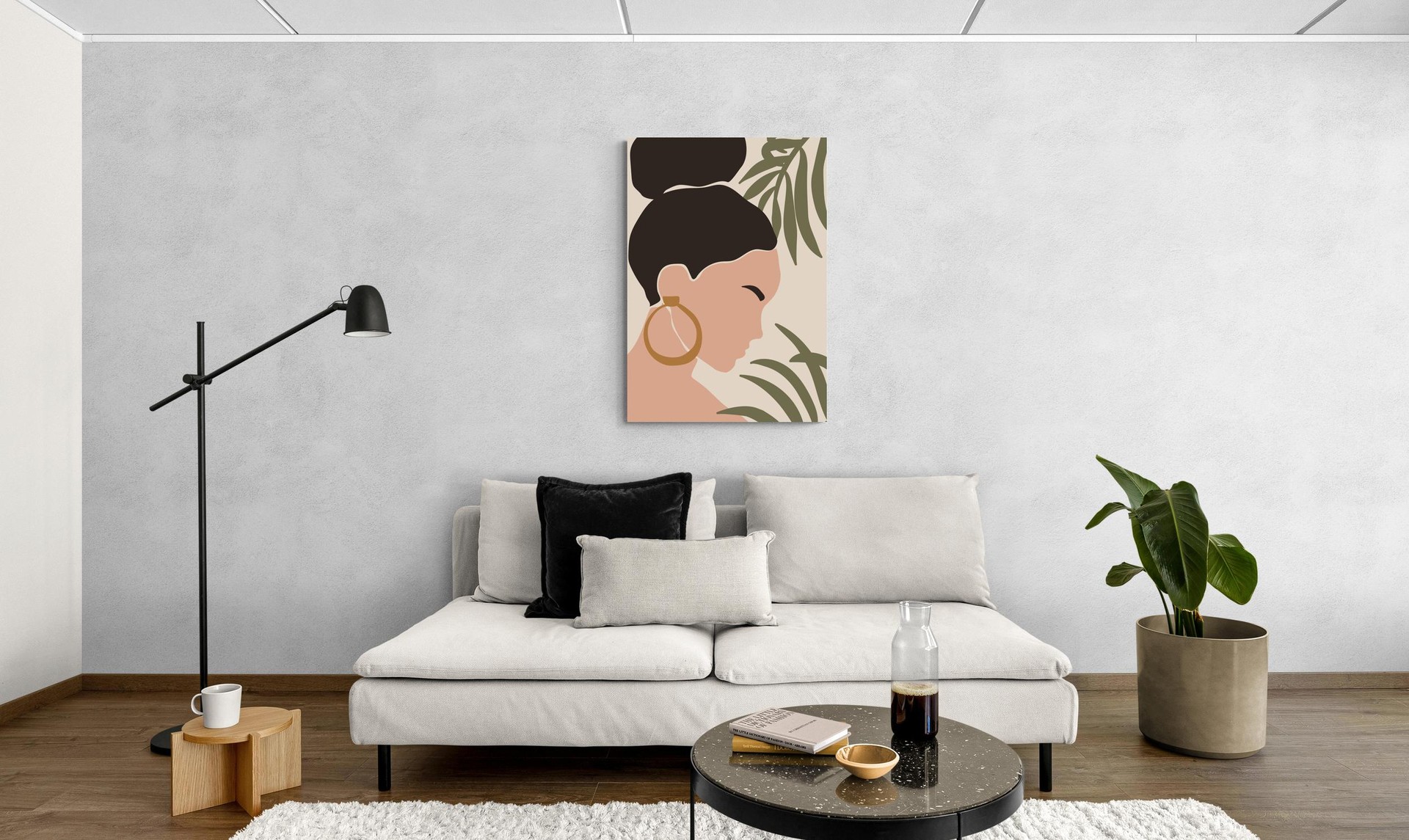 Profilo di donna elegante con orecchini in una composizione tropicale -