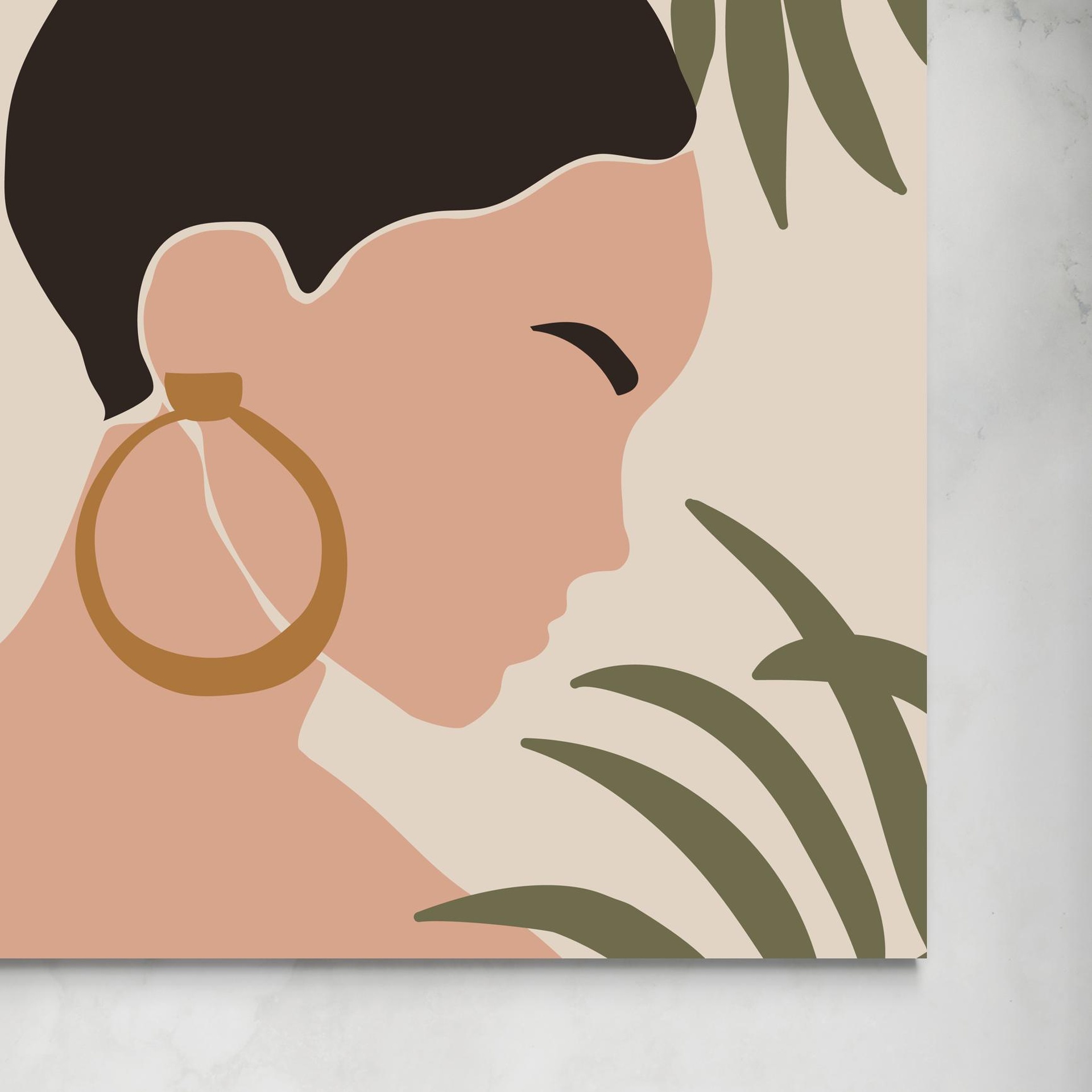 Profilo di donna elegante con orecchini in una composizione tropicale -