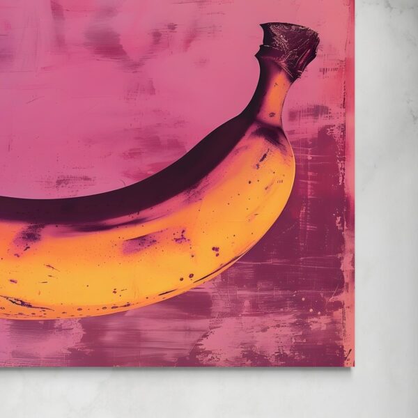Riflessi di Freschezza: Banana su Sfondo Fucsia senza