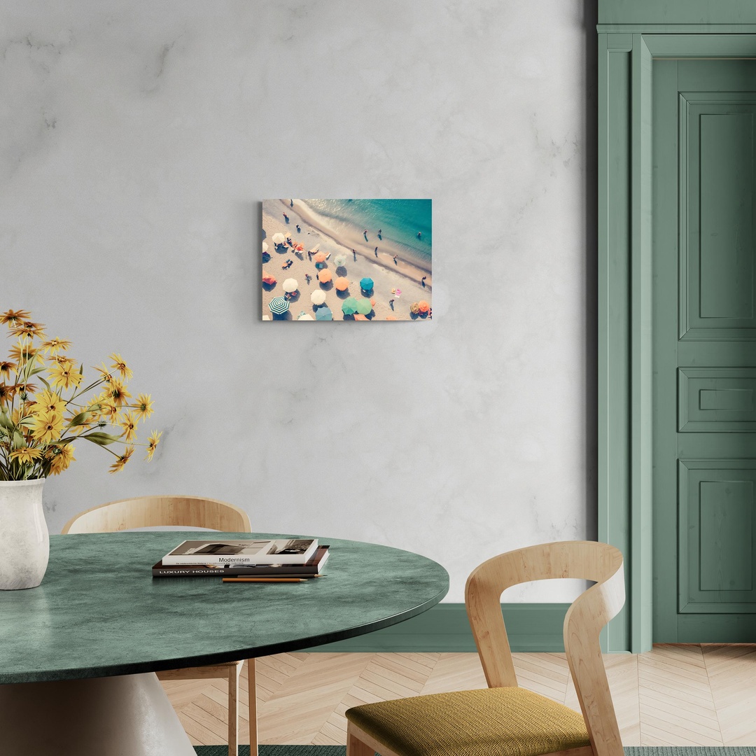 beach-from-the-top-scena-1-70x50-senza.jpg Ombre e Onde: Un'Impressione Estiva scena-1-70x50-senza