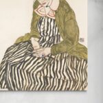 Edith con il vestito a righe, seduta - Egon Schiele Egon Schiele senza